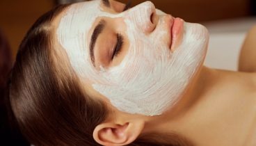 masaje facial con mascarilla