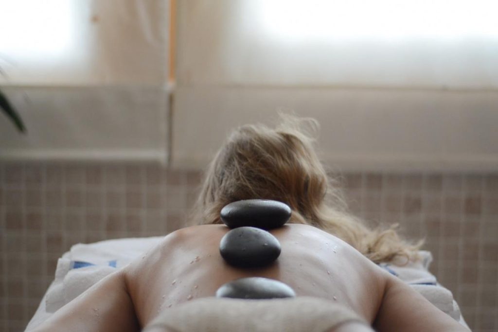 masaje piedras calientes